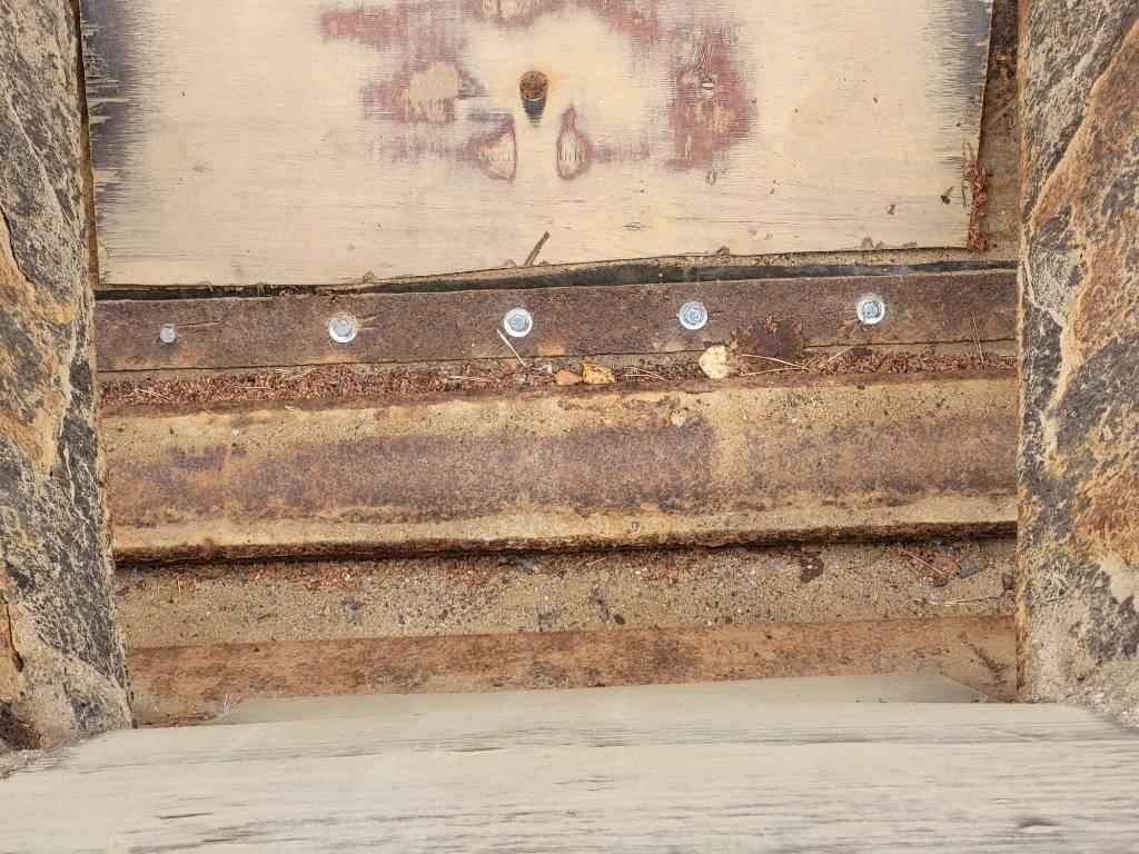  Hiekoitinvaunu etukipillä Omavalmiste Hiekan- ja suolanlevittimet