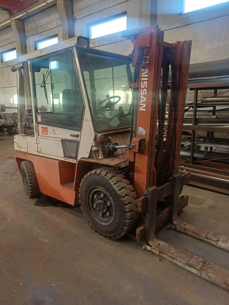 Nissan 33 U Dieseltrukit