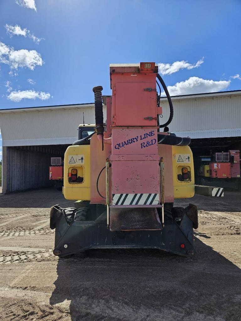 Sandvik DQ 240 ja Komatsu PW 180-7K Avolouhintaporauslaitteet